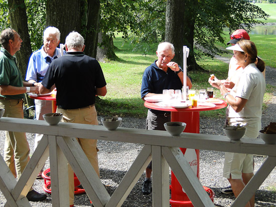 man stärkte sich mit Würstel und Bier